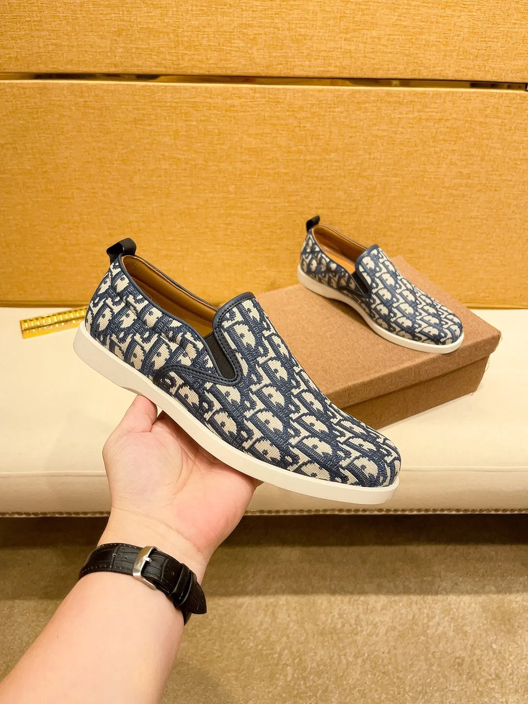 Factory price 380🔥[Dior] The latest 2024 new model is carefully crafted and set off the audience! An international brand that continues to innovate. This men's all-season casual shoe, the original version, has an all-leather upper, breathable and comfortable leather feet ➕Rubber non-slip outsole, breathable and comfortable, quality speaks for itself👄Color: two colors Size: 38-44